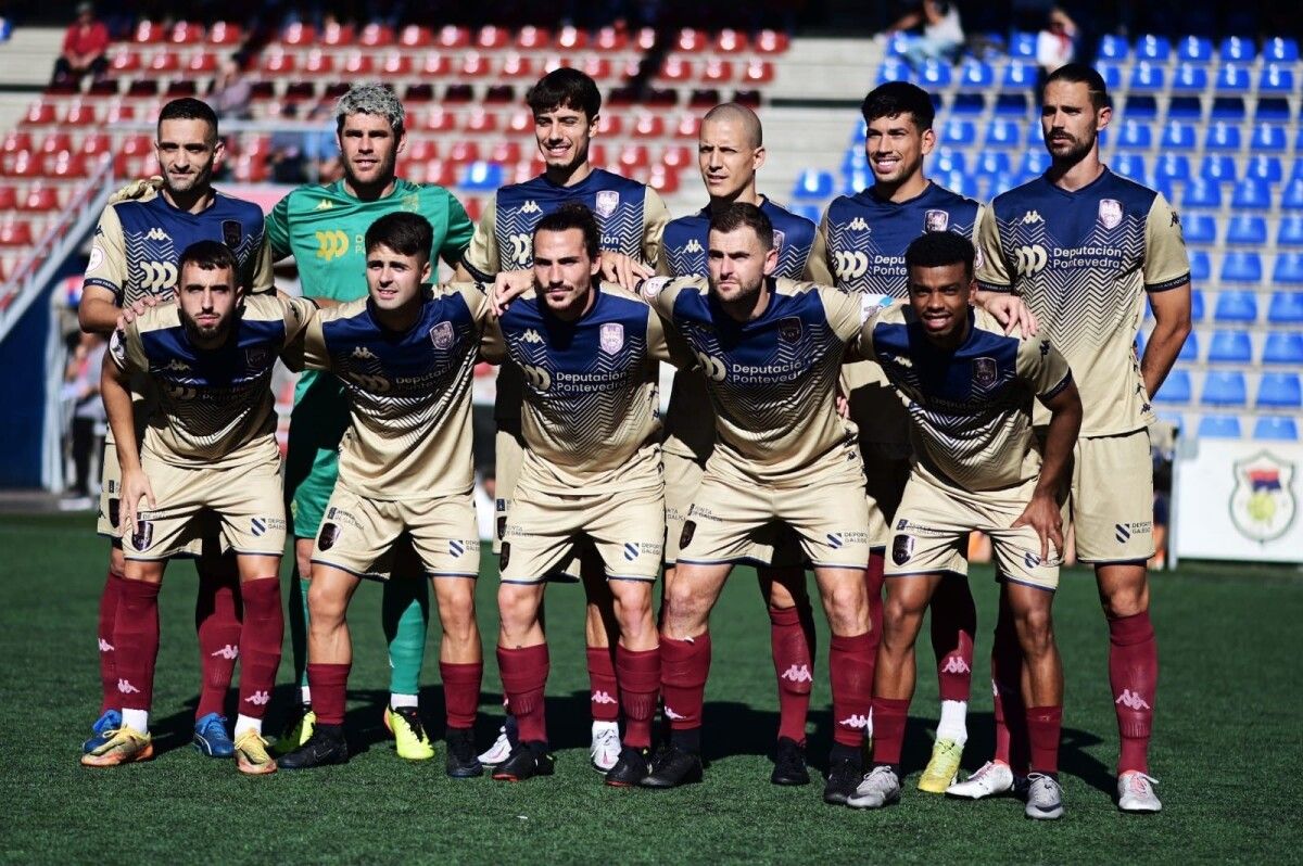 Once inicial del Pontevedra CF en Langreo