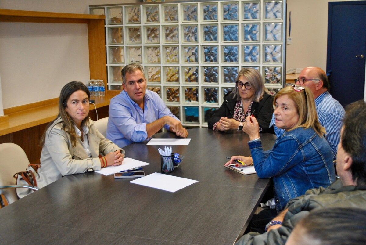 Reunión con los representantes de los vendedores ambulantes en la sede del PP local