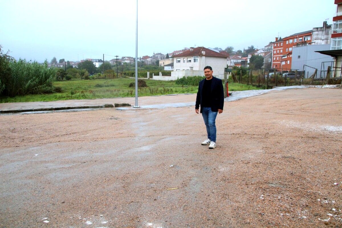 Manu Lourenzo en el aparcamiento de la Avenida Xosé Solla