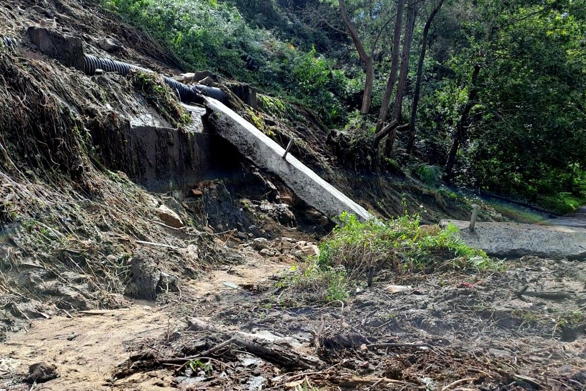 Desprendimiento de tierras hacia la senda del Lérez