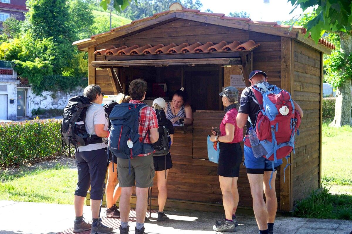 Peregrinos en la oficina de Turismo de Soutomaior