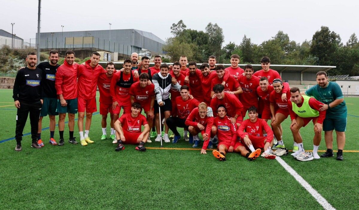 Felipe Peredo visita a sus compañeros en el entrenamiento del Arosa