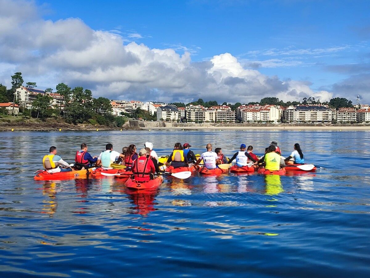 Participantes en la ruta durante la travesía por Portonovo