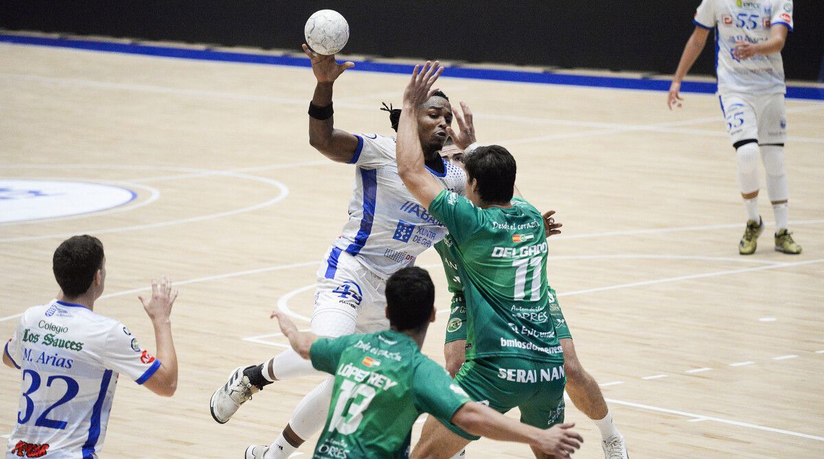 Partido de liga entre Cisne y Antequera en el Pabellón Municipal