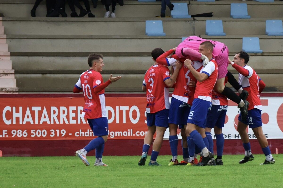 O Arosa celebra un gol contra o Polvorín