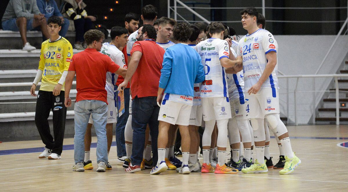 Partido de liga entre Cisne y Antequera en el Pabellón Municipal