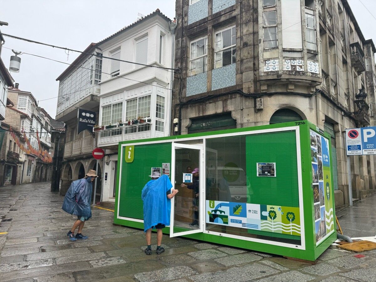 Peregrinos diante da oficina de turismo da Rúa Real en Caldas