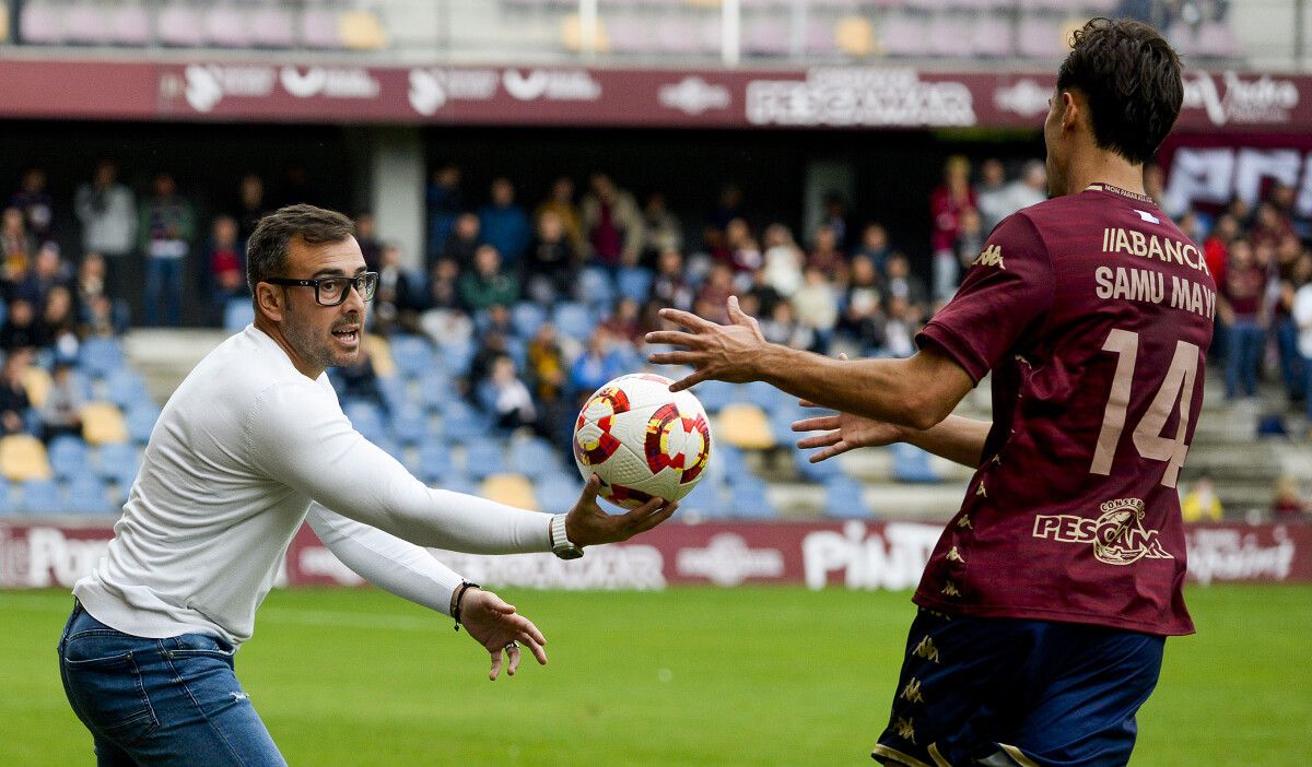 Partido de liga entre Pontevedra e Marino de Luanco en Pasarón