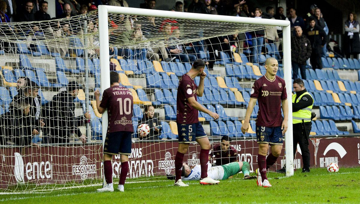 Partido de liga entre Pontevedra e Marino de Luanco en Pasarón