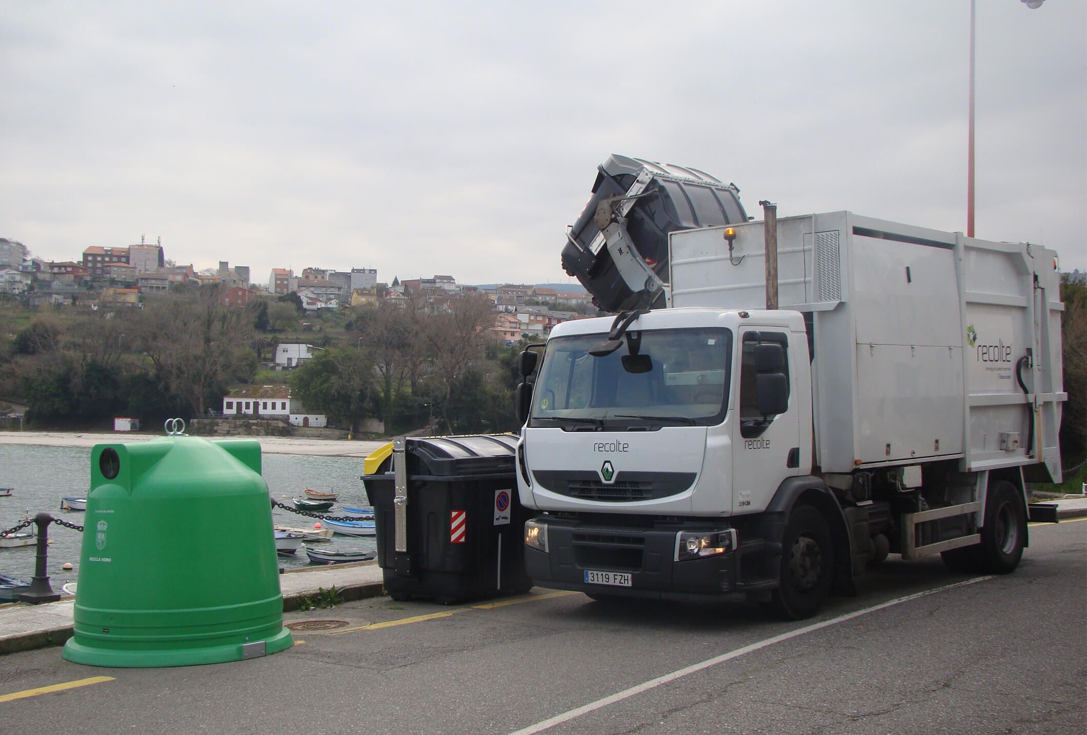 La empresa Recolte en una recogida de contenedores de basura en Marín