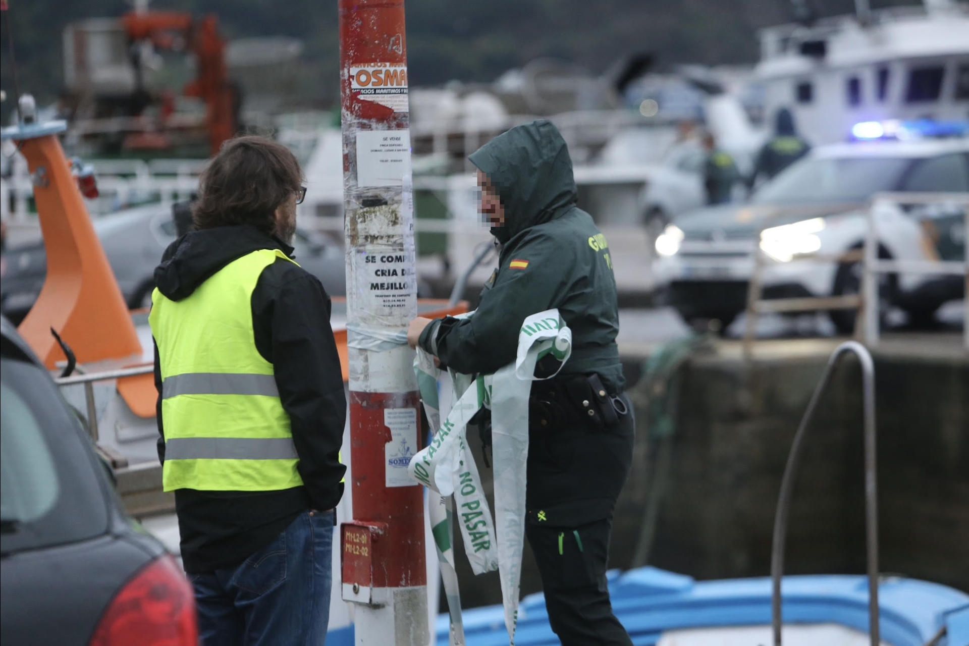 A Garda Civil no lugar onde o coche se precipitou ao mar en Moaña