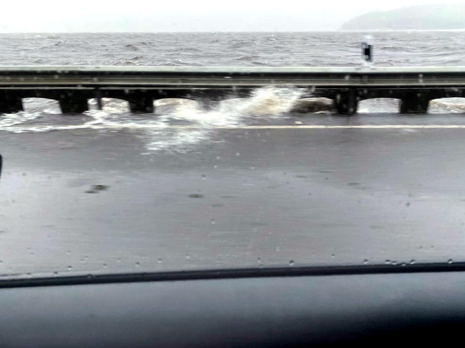 A estrada PO-11, entre Pontevedra e Marín, coa auga na calzada