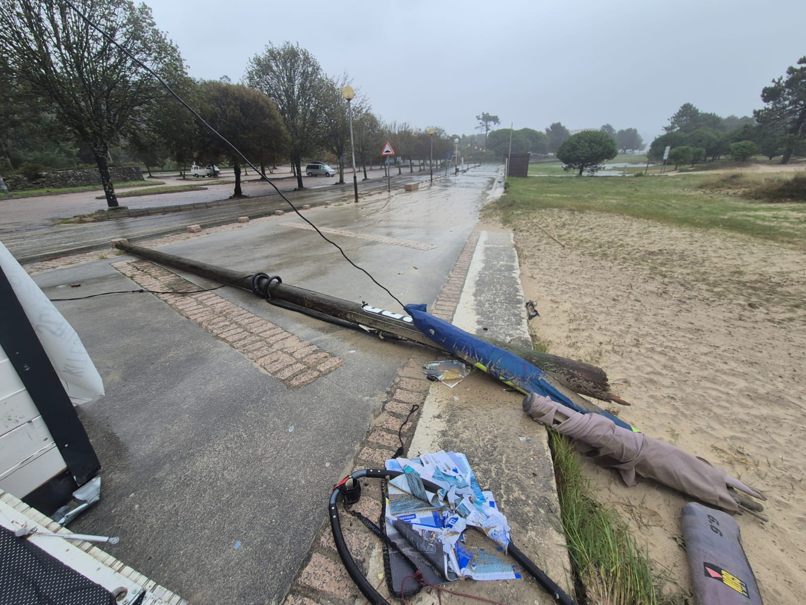 Poste derrribado en Lourido. Policía Local de Poio