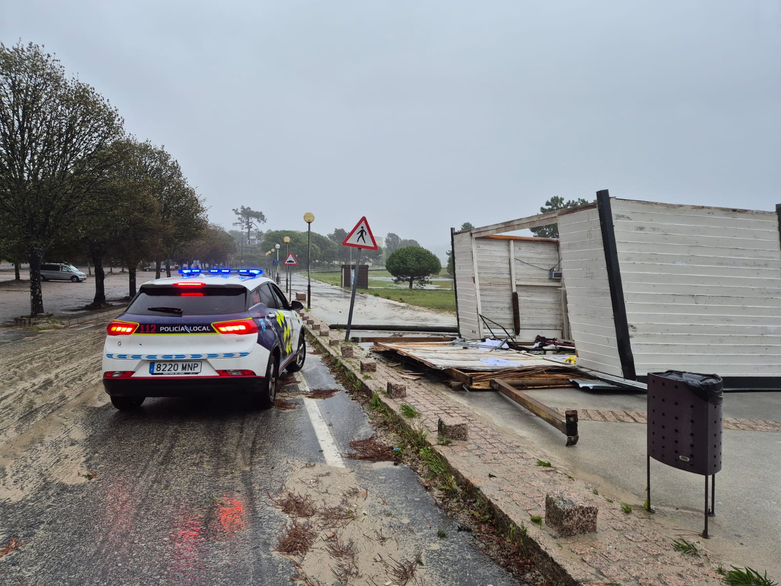 Danos no chiringuito de Lourido. Policía Local de Poio