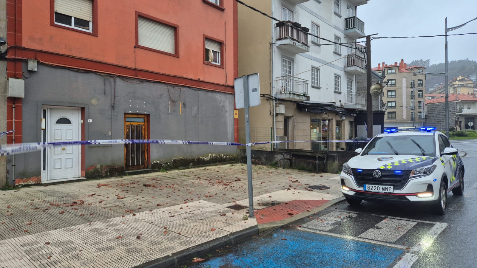 Caída de tejas a la acera en Poio. Policía Local de Poio