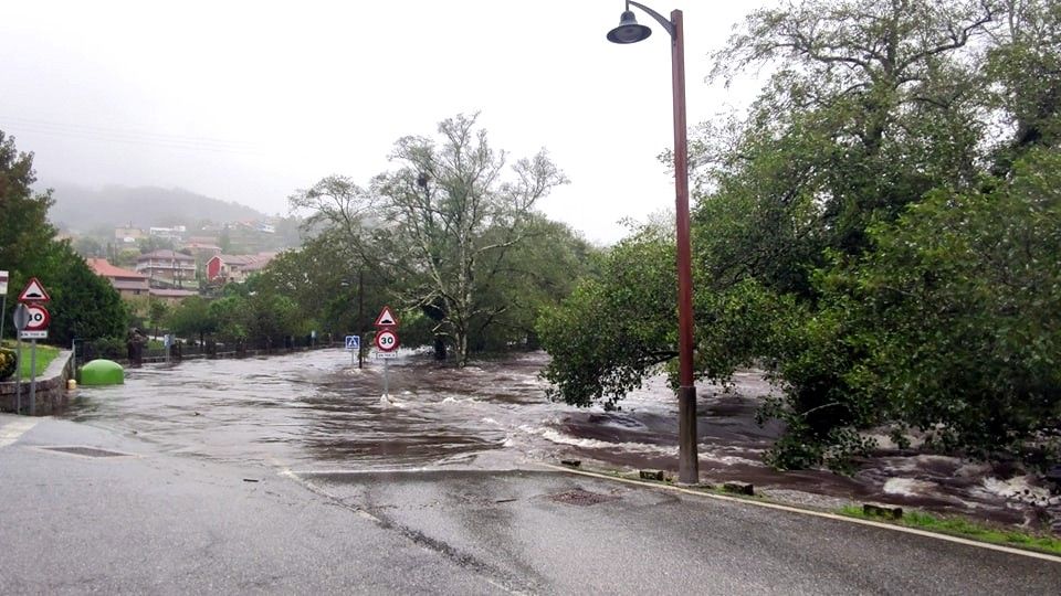 Estrada asolagada en Ponte Caldelas