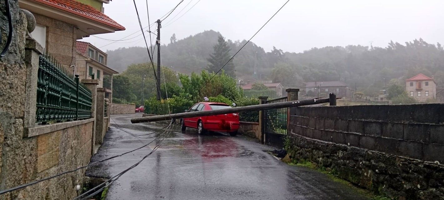 Poste caído en Ponte Caldelas