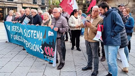 Xose Lois Portabales, responsable do colectivo de Xubilados/as e Pensionistas de CIG Pontevedra, le o manifesto