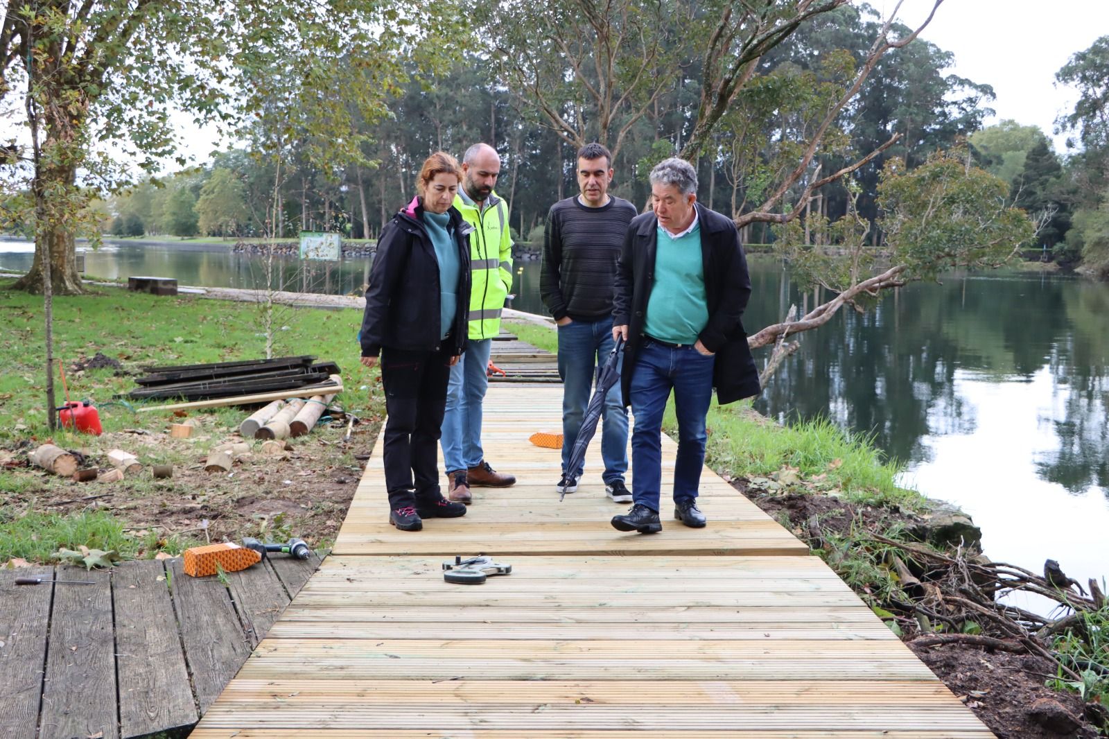 El alcalde supervisa los trabajos de reparación de la senda del Lérez