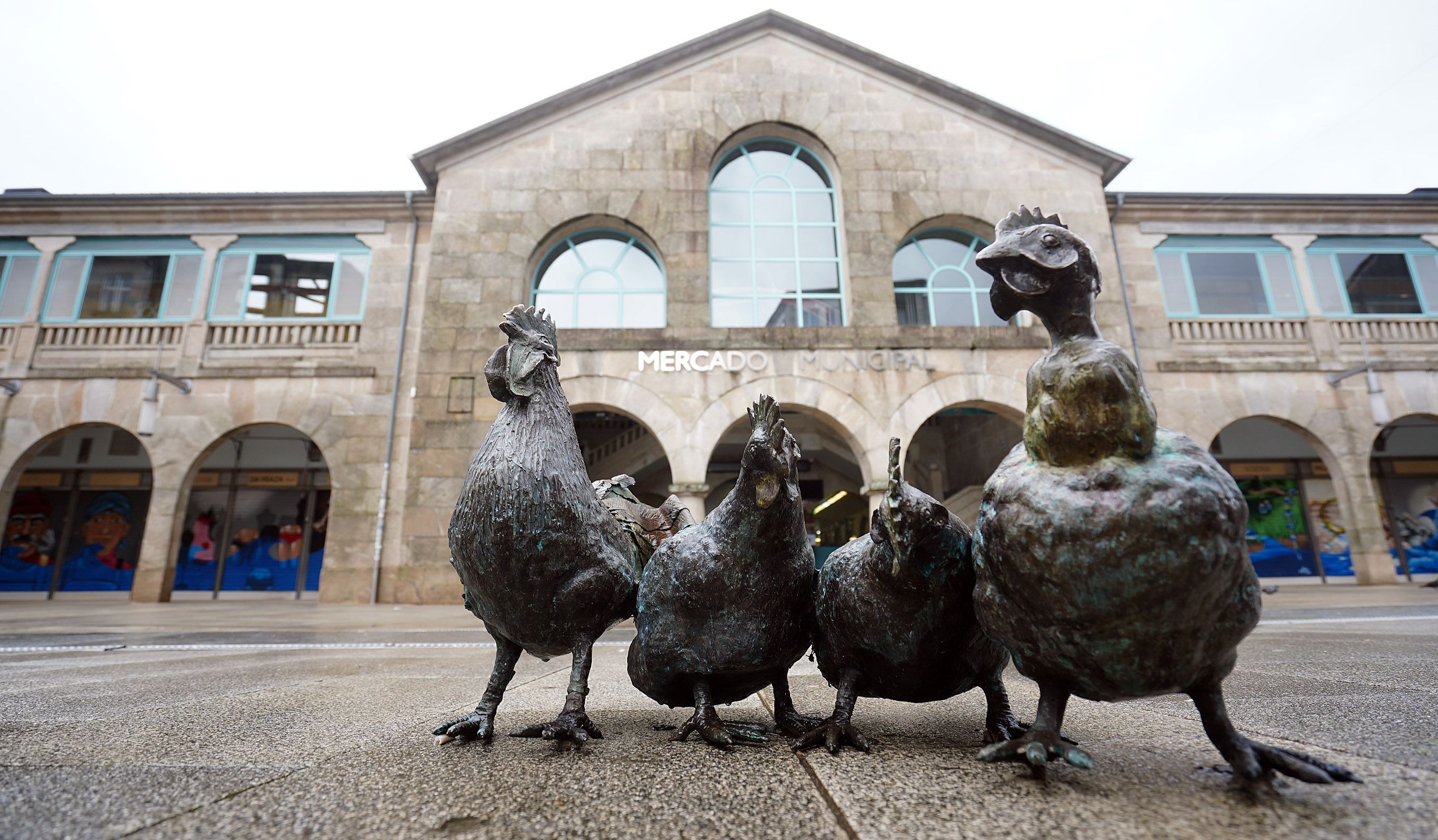 Grupo de gallinas del conjunto escultórico del Mercado