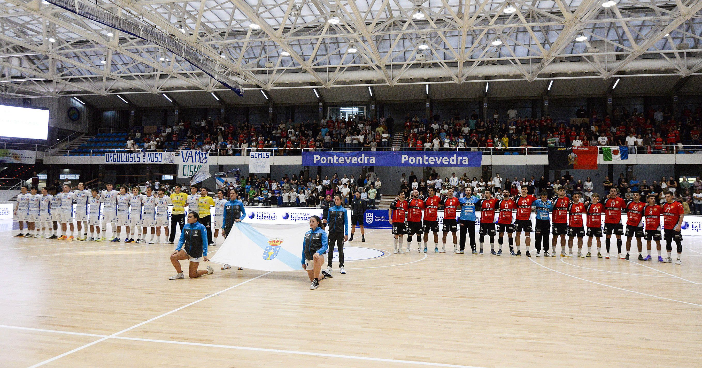 Partido entre Cisne y Atlético Novás en el Pavillón Municipal