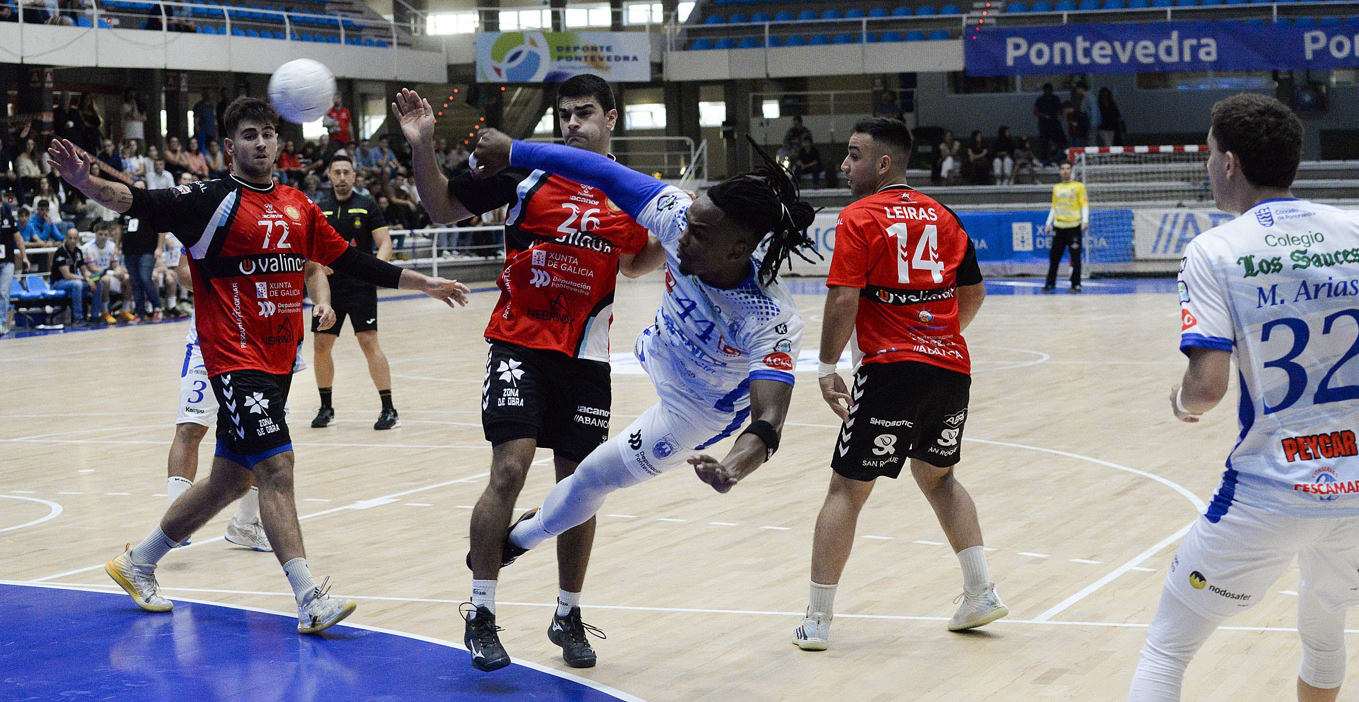 Partido entre Cisne y Atlético Novás en el Pavillón Municipal