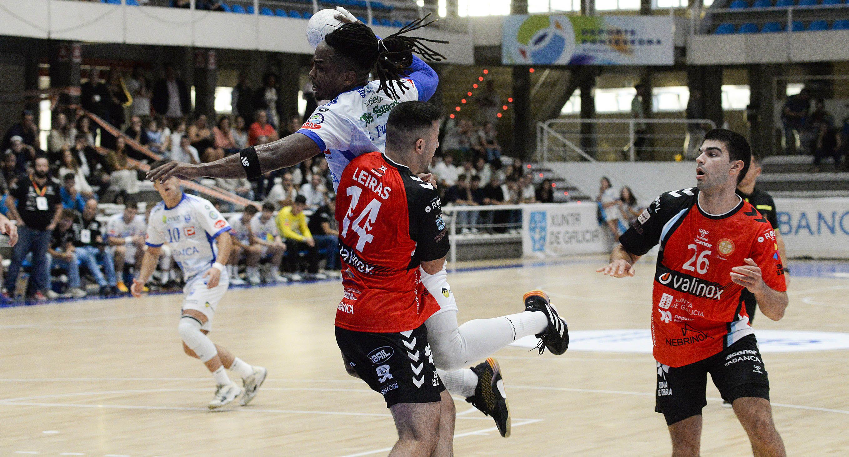 Partido entre Cisne y Atlético Novás en el Pavillón Municipal