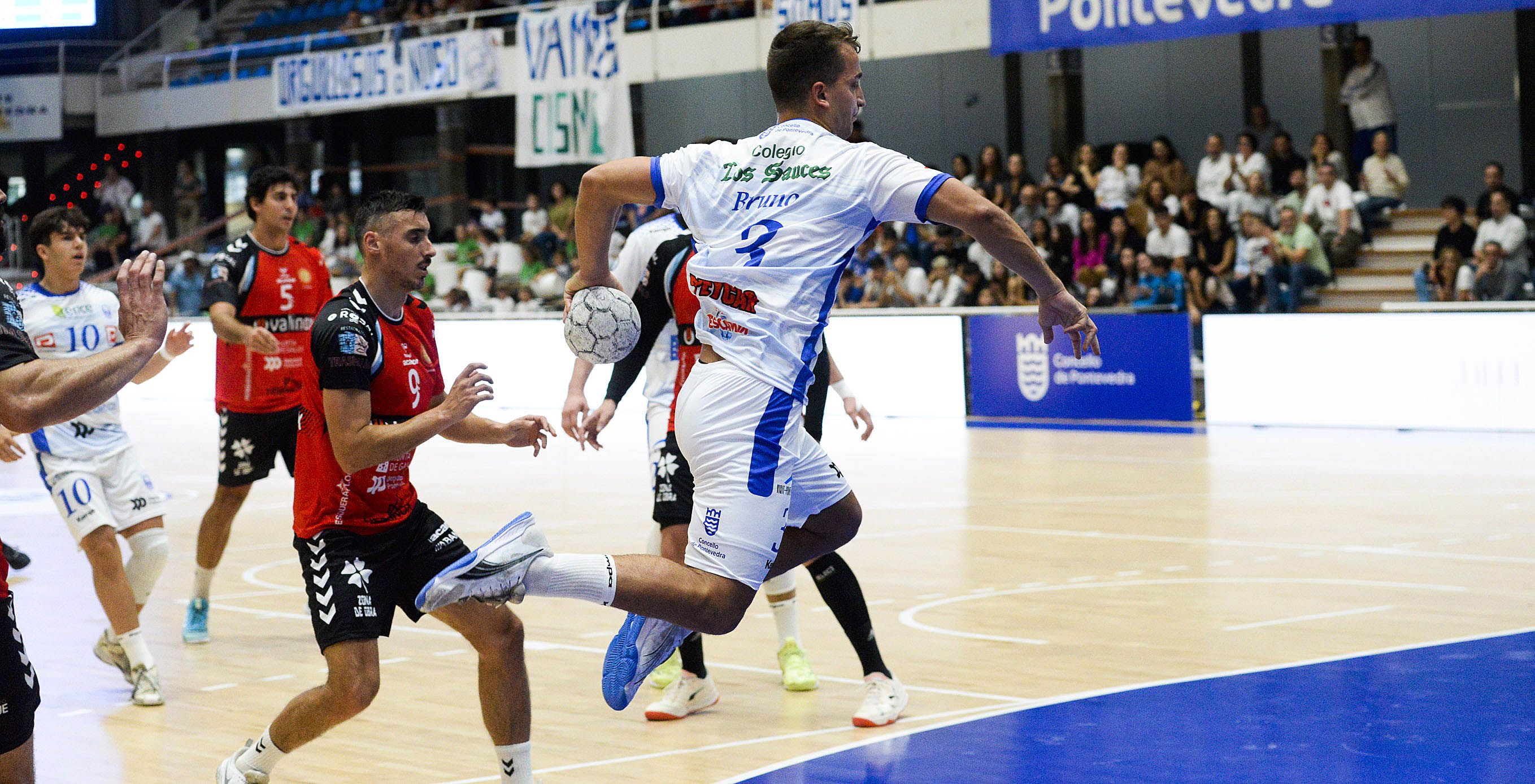 Partido entre Cisne y Atlético Novás en el Pavillón Municipal