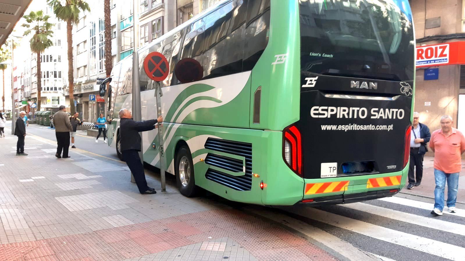 Autobús bloqueado en Sagasta