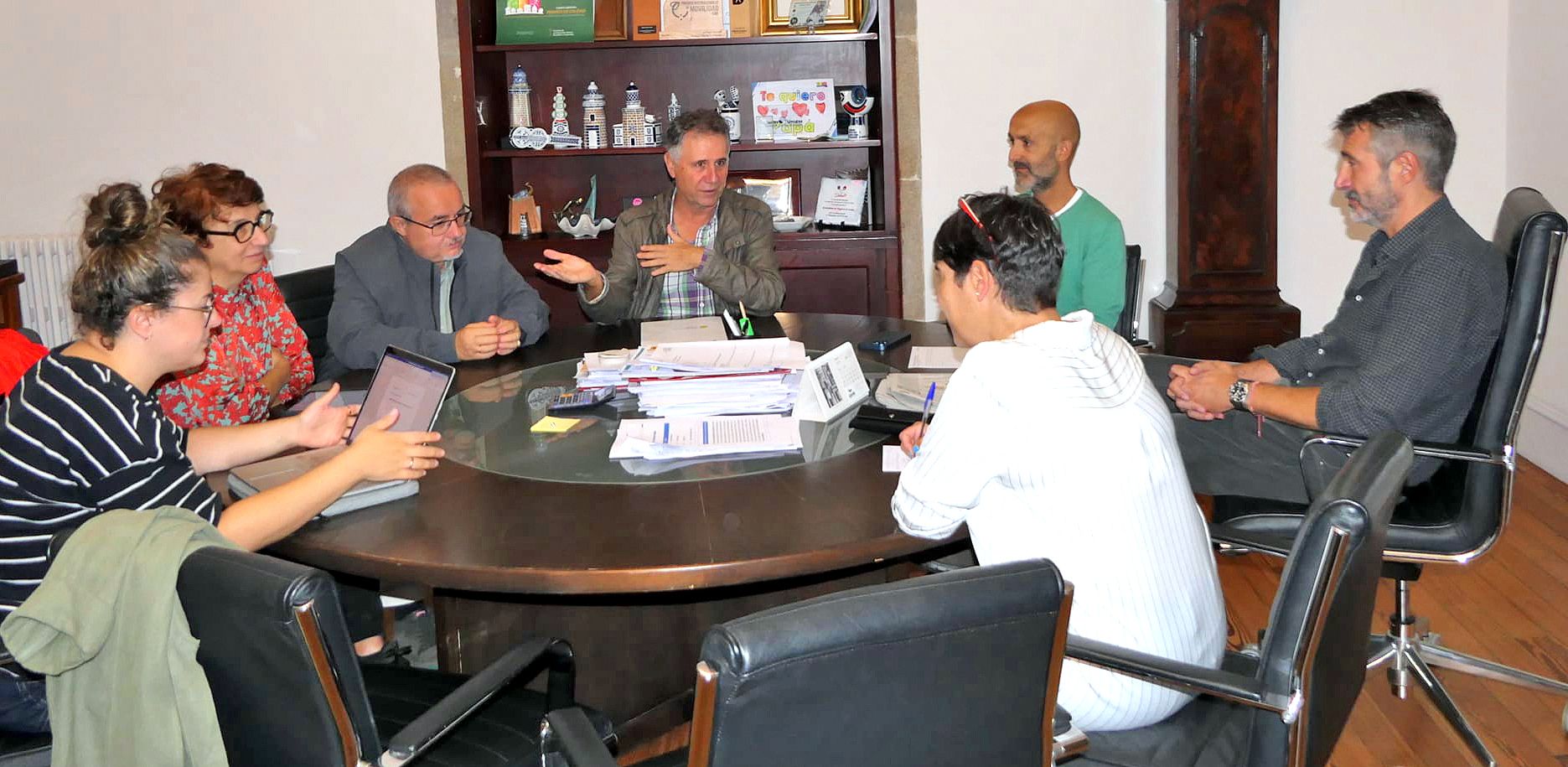 Reunión para instalar un monumento dedicado ás vítimas do franquismo no cemiterio de Rubiáns