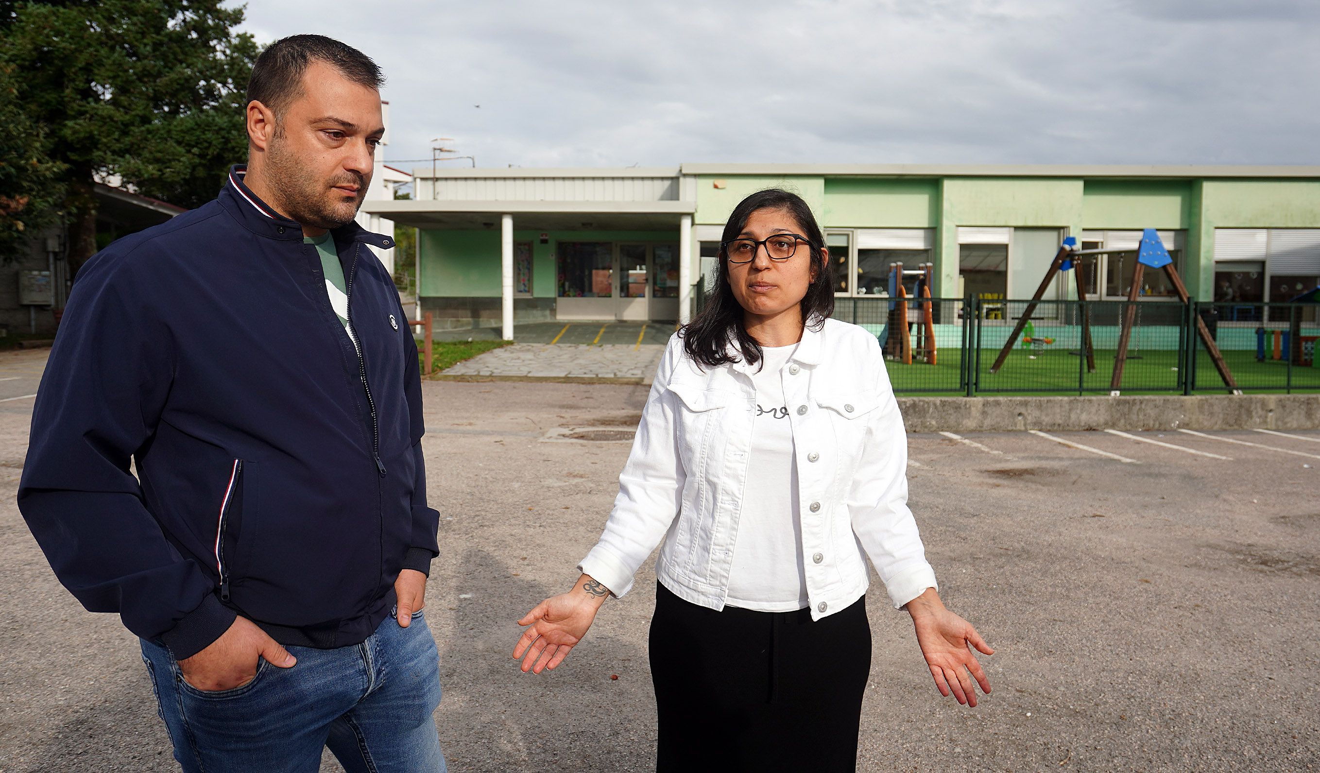 Vasia Ivanova e Roberto Cores, pais de Vera, esperan na porta do colexio ante a ausencia dunha enfermeira