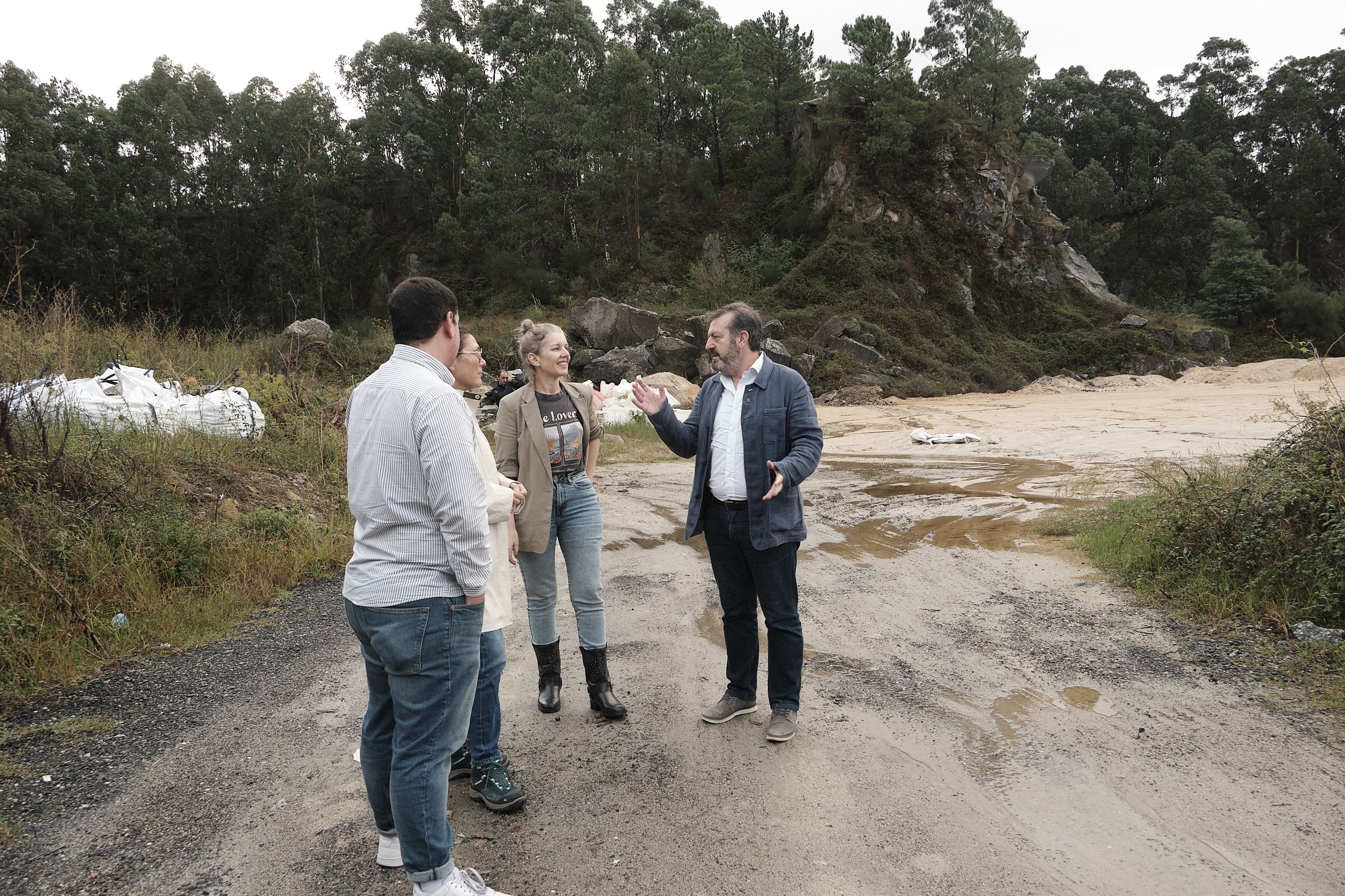 Luís Bará e o grupo municipal do BNG de Poio na canteira da Graña