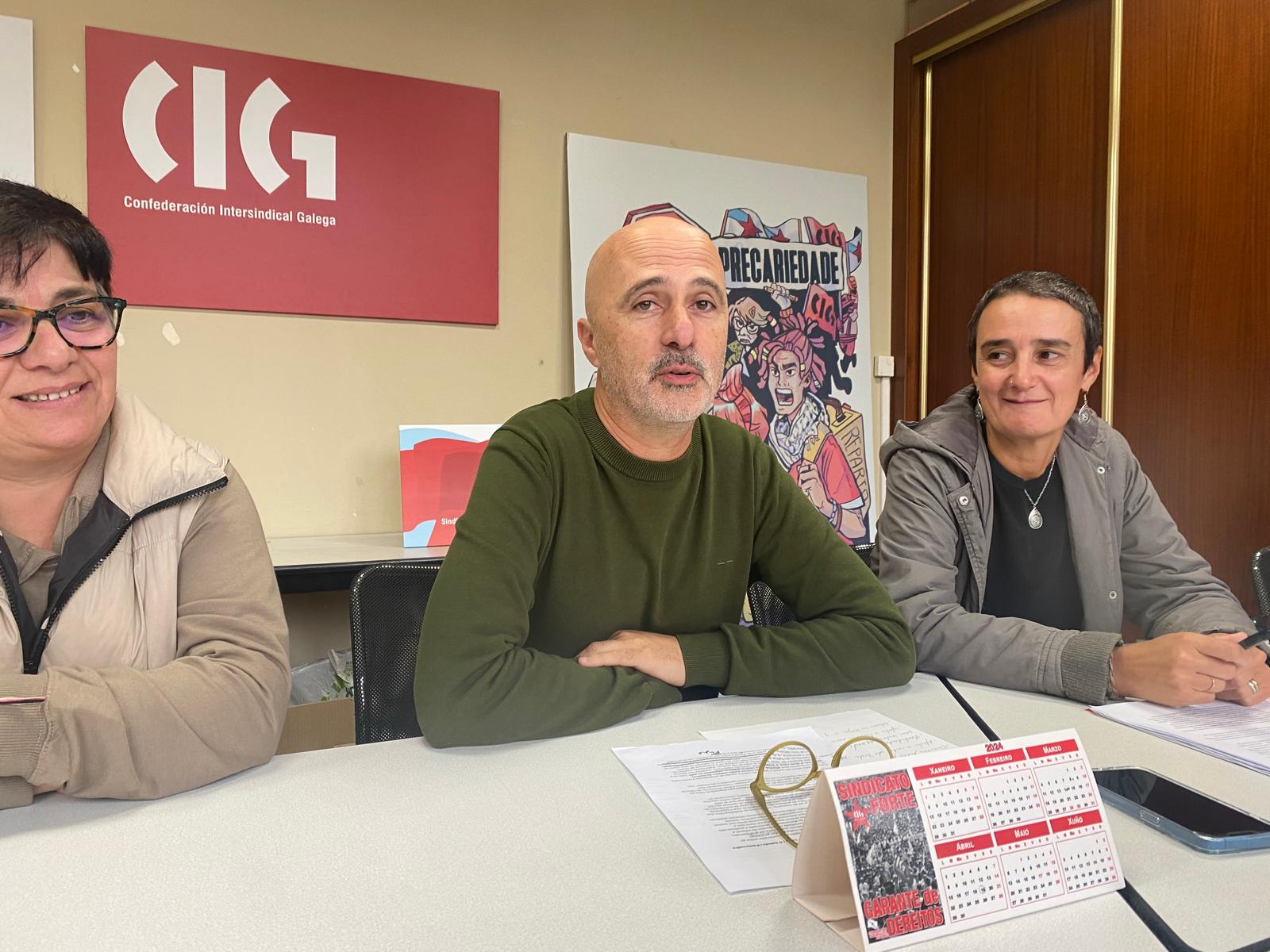 Isolina Couso, Xacobe Rodríguez y Marta Ferreiro anuncian una manifestación contra los recortes educativos