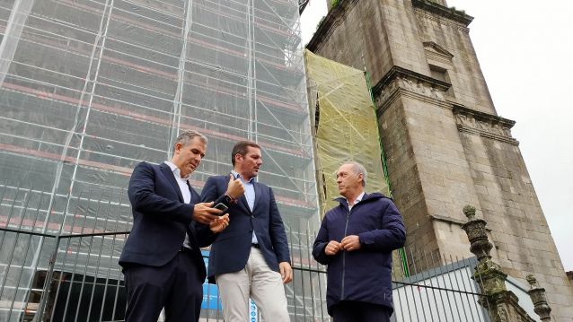 O conselleiro de Cultura, José López, visita as obras da Basílica de Santa María