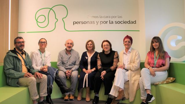 Participantes no almorzo informativo da AECC en Pontevedra