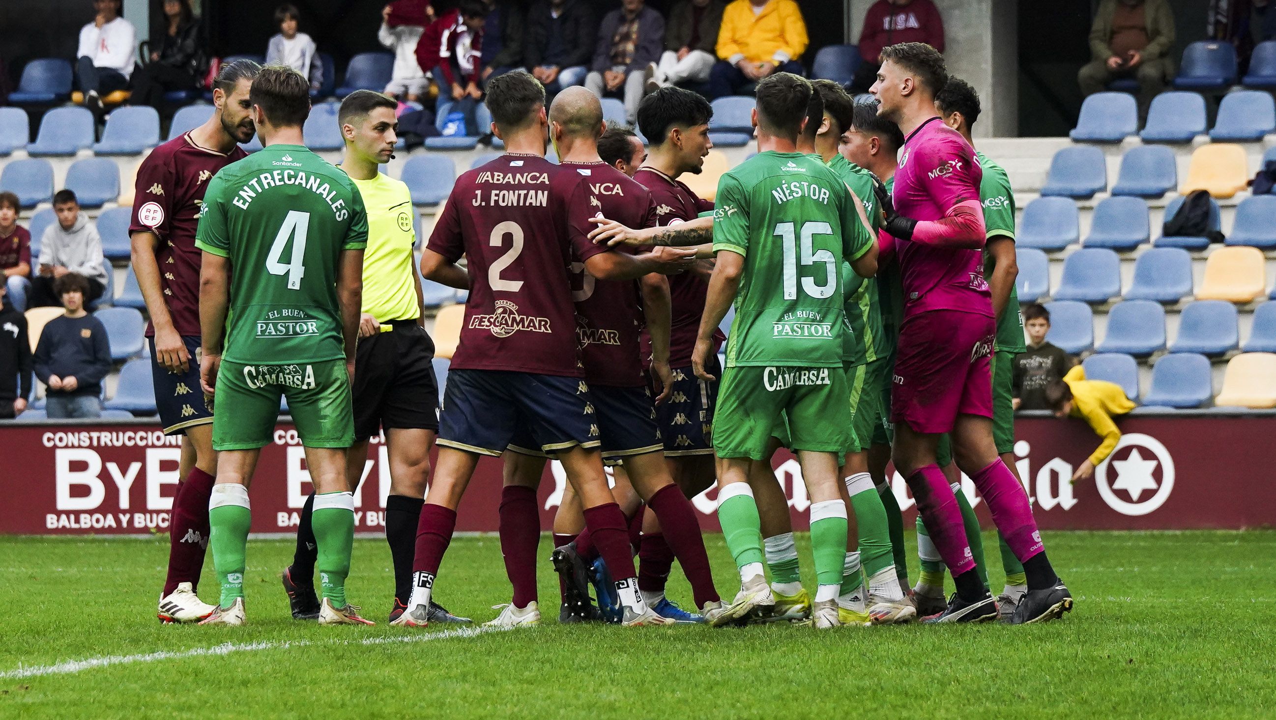 Partido entre Pontevedra CF y Rayo Cantabria en Pasarón