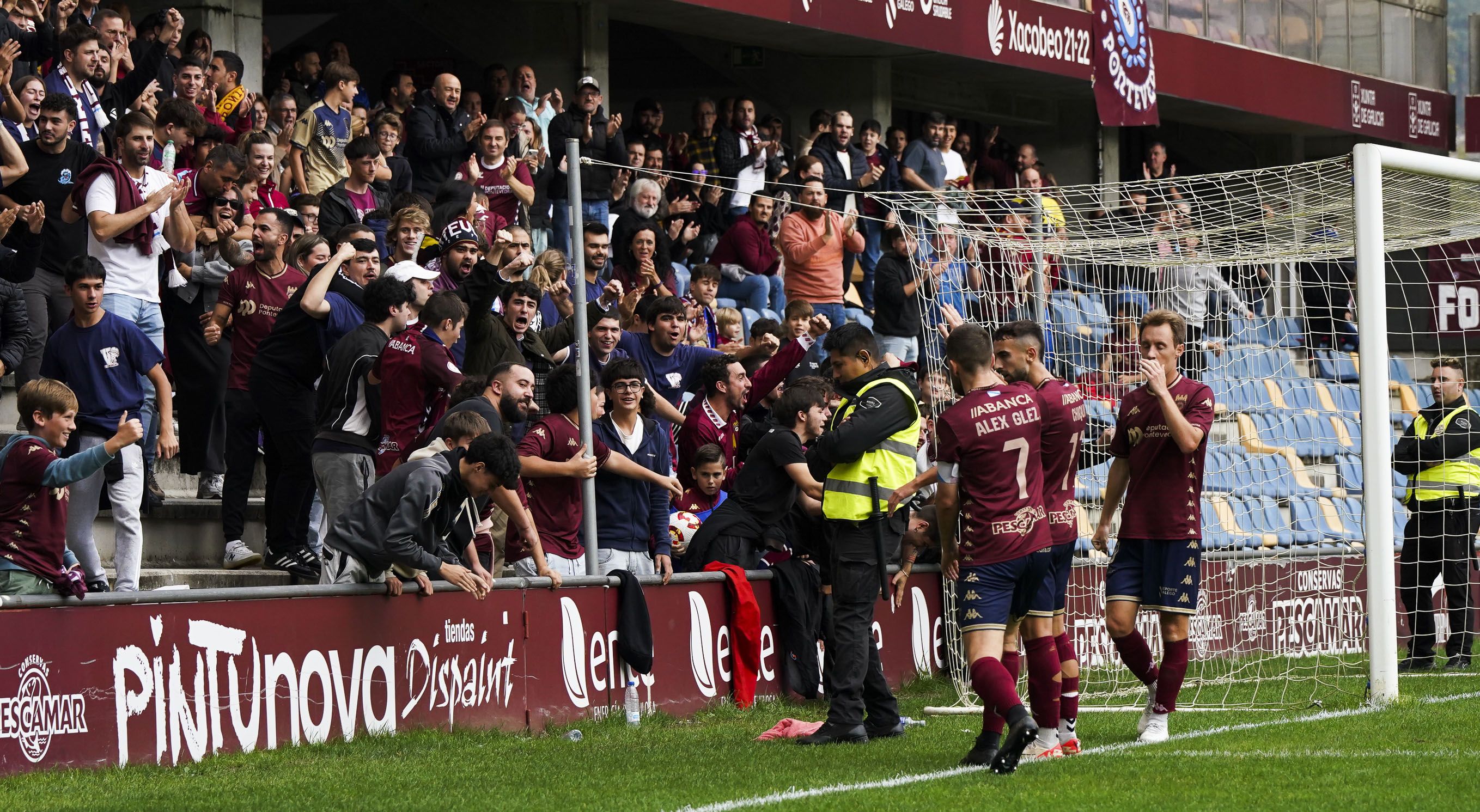 Partido entre Pontevedra CF y Rayo Cantabria en Pasarón