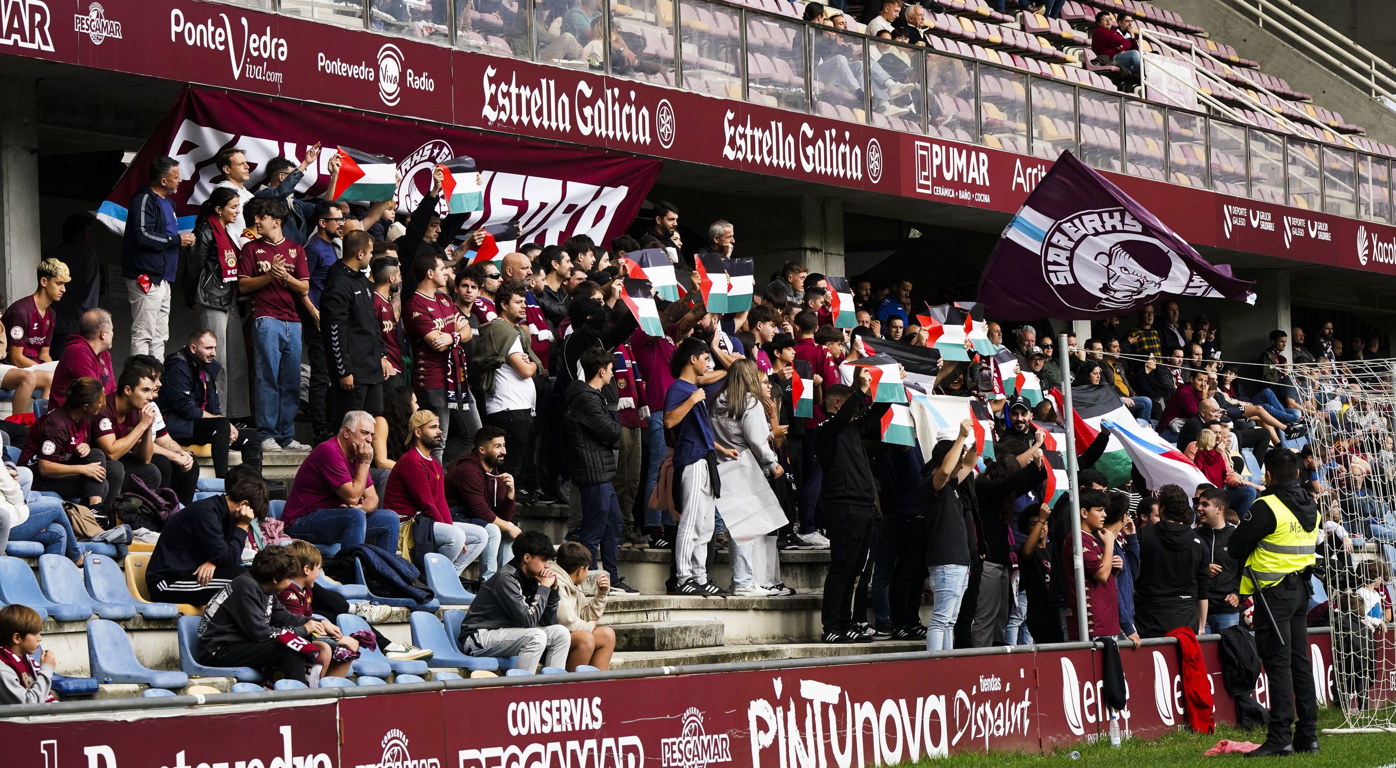 Partido entre Pontevedra y Rayo Cantabria en Pasarón