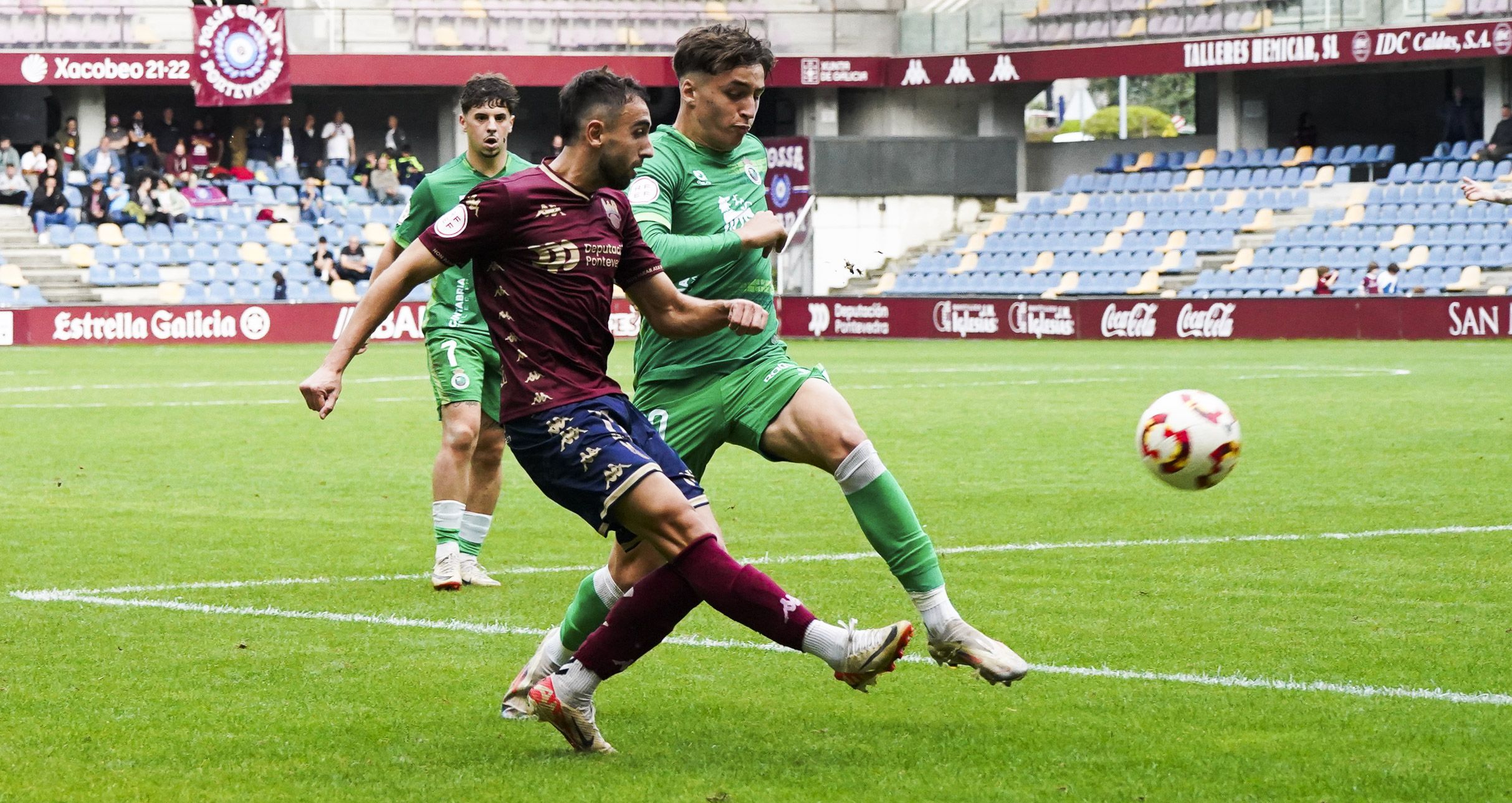 Partido entre Pontevedra CF y Rayo Cantabria en Pasarón