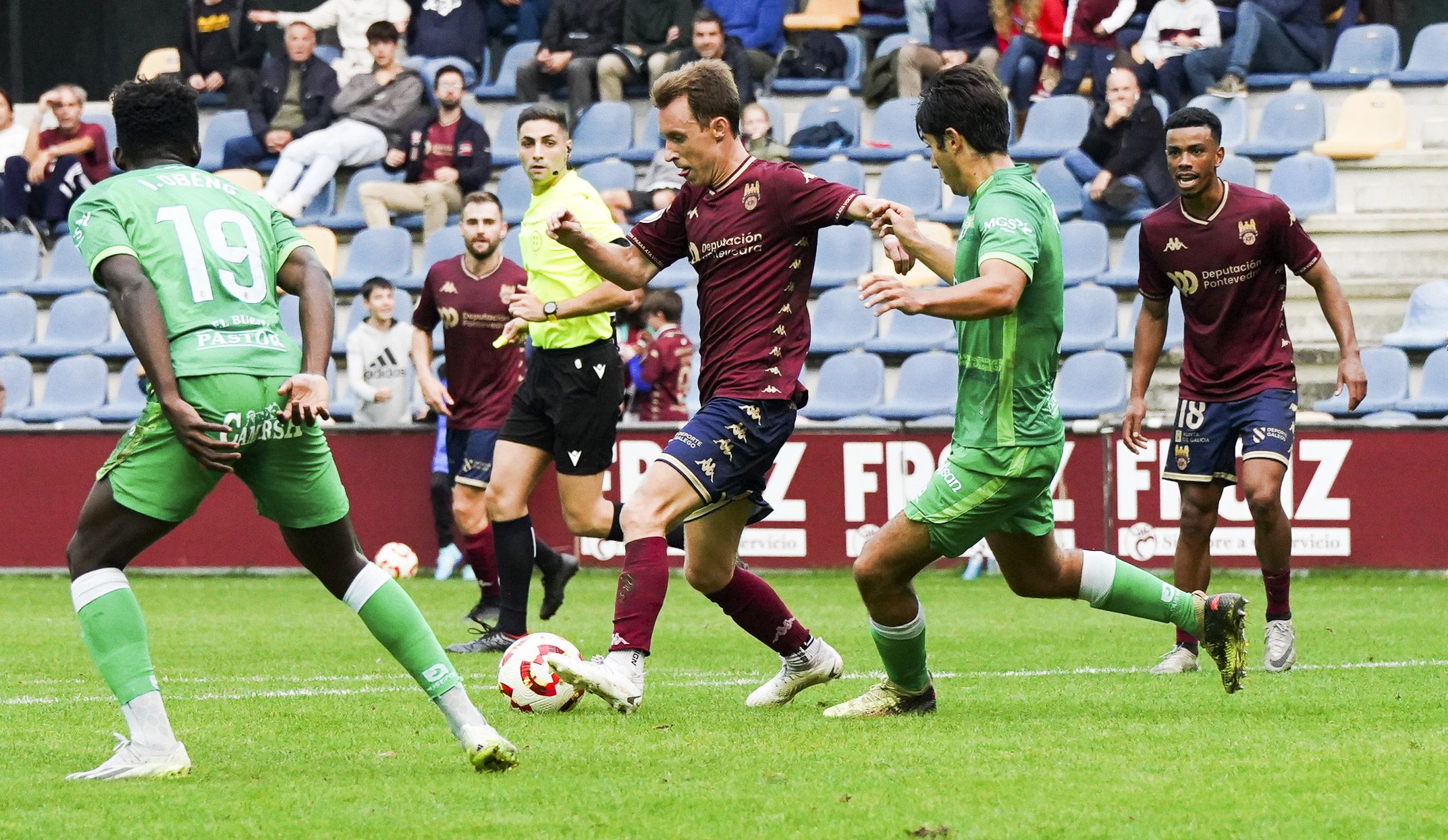 Partido entre Pontevedra CF y Rayo Cantabria en Pasarón