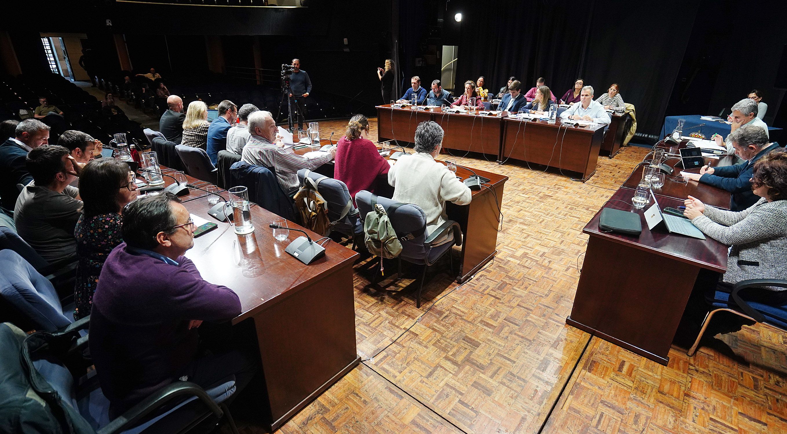 Último pleno de la corporación municipal de Pontevedra en el Teatro Principal 