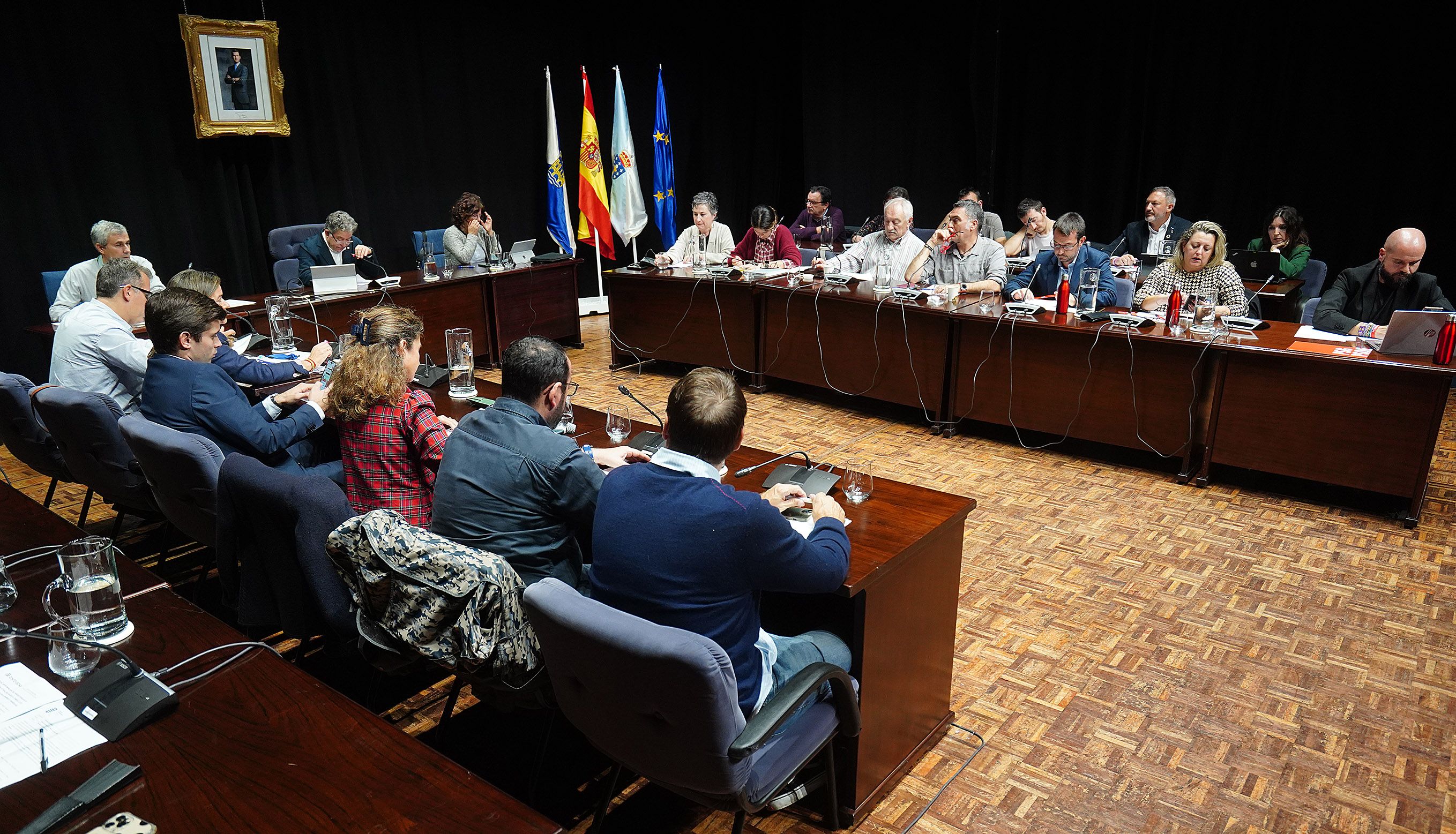 Último pleno de la corporación municipal de Pontevedra en el Teatro Principal 