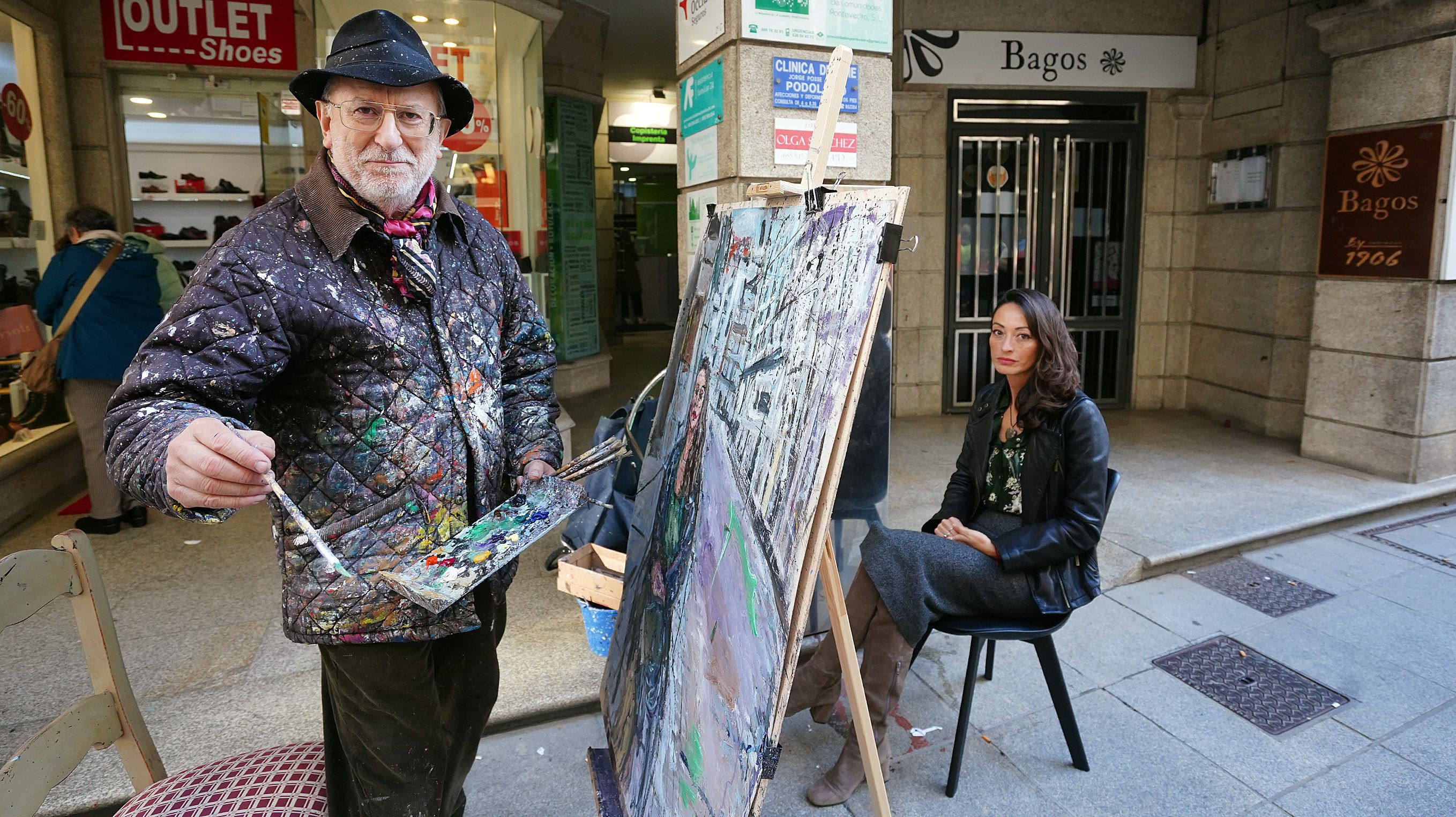 Celso Varela pinta un retrato en la Rúa Michelena