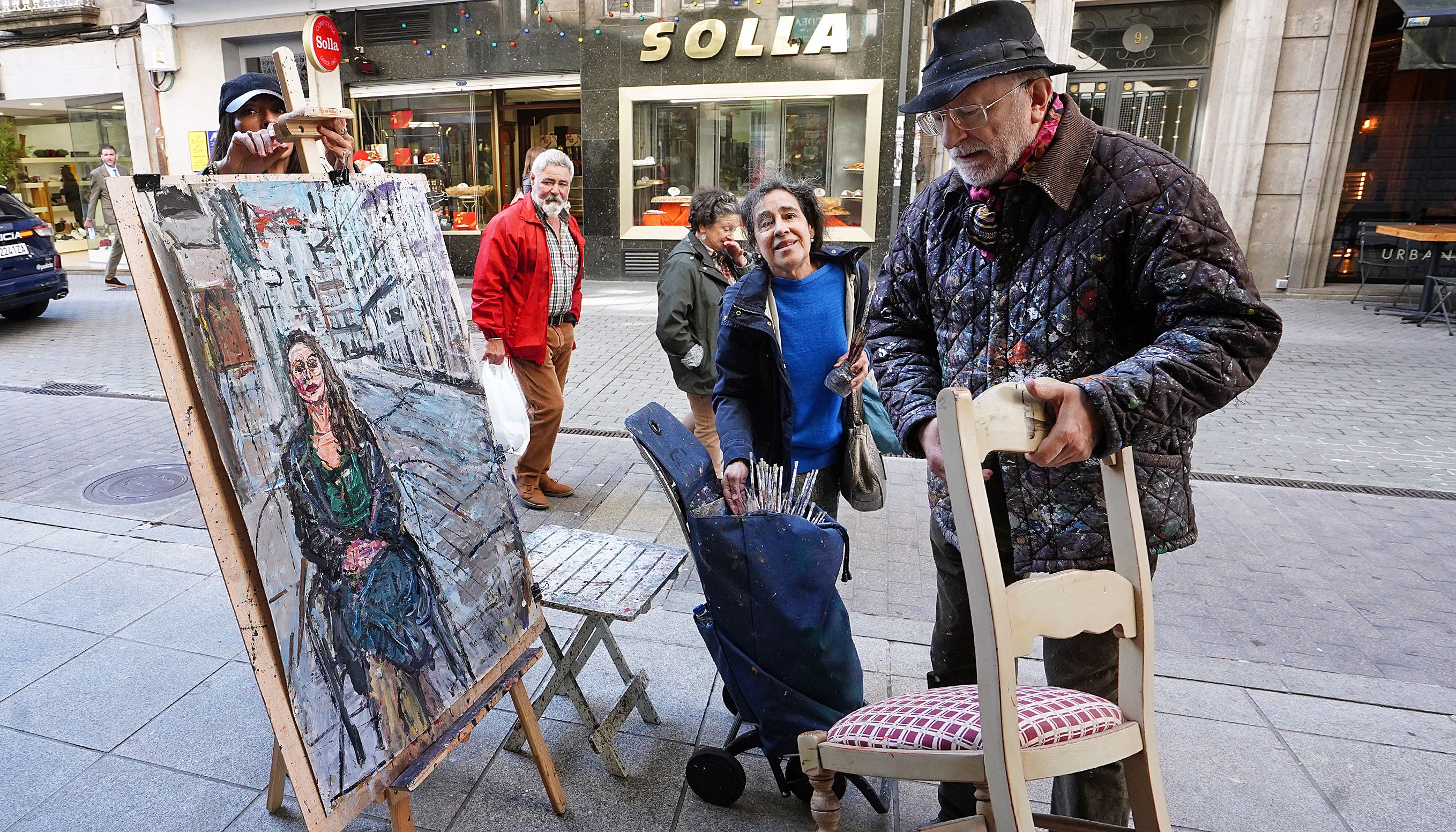 Celso Varela pinta un retrato en la Rúa Michelena