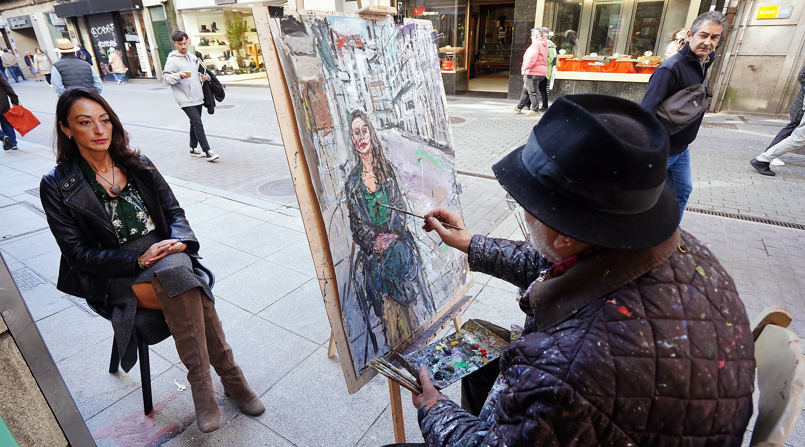 Celso Varela pinta un retrato en la Rúa Michelena