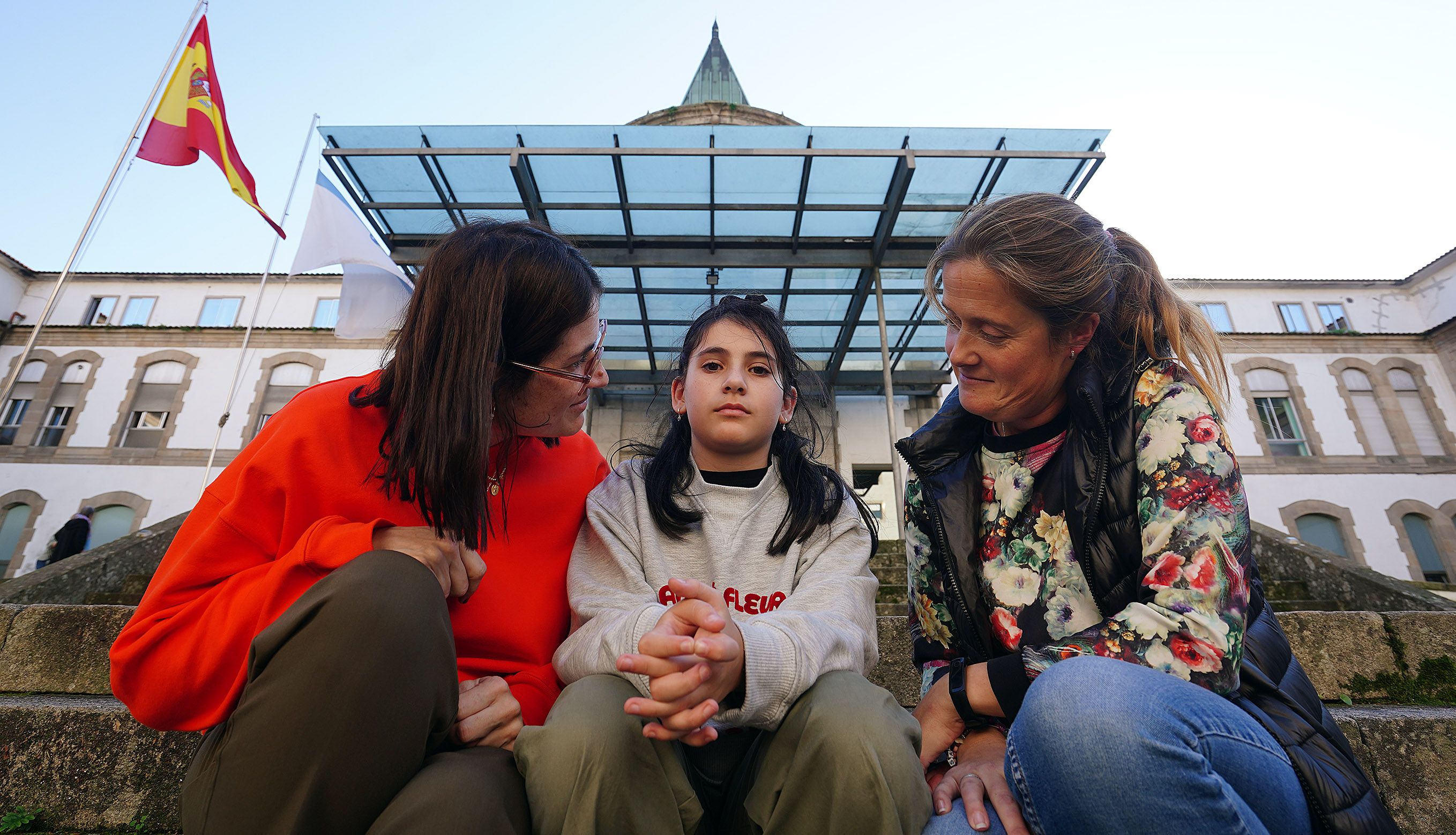 Verónica Rial, su hija Sara y Alejandra Lorenzo delante del Hospital Provincial