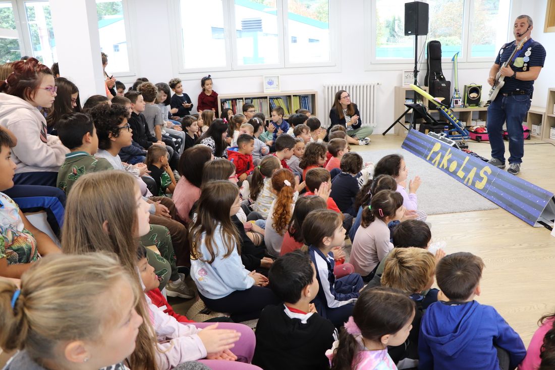 Espectáculo 'Rockeando con Ramona Órbita' de Pakolas en el colegio de A Lama 