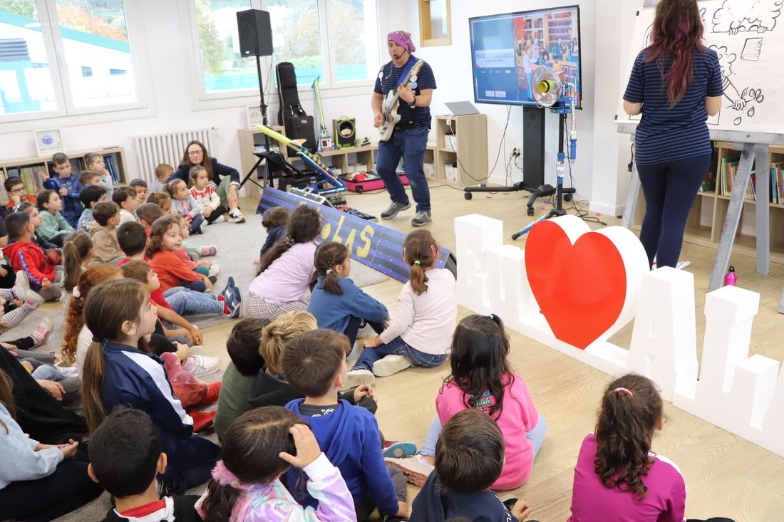 Espectáculo 'Rockeando con Ramona Órbita' de Pakolas en el colegio de A Lama 