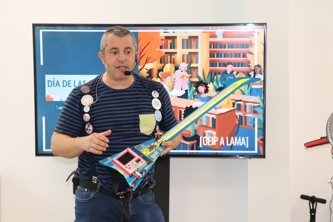 Espectáculo 'Rockeando con Ramona Órbita' de Pakolas en el colegio de A Lama 