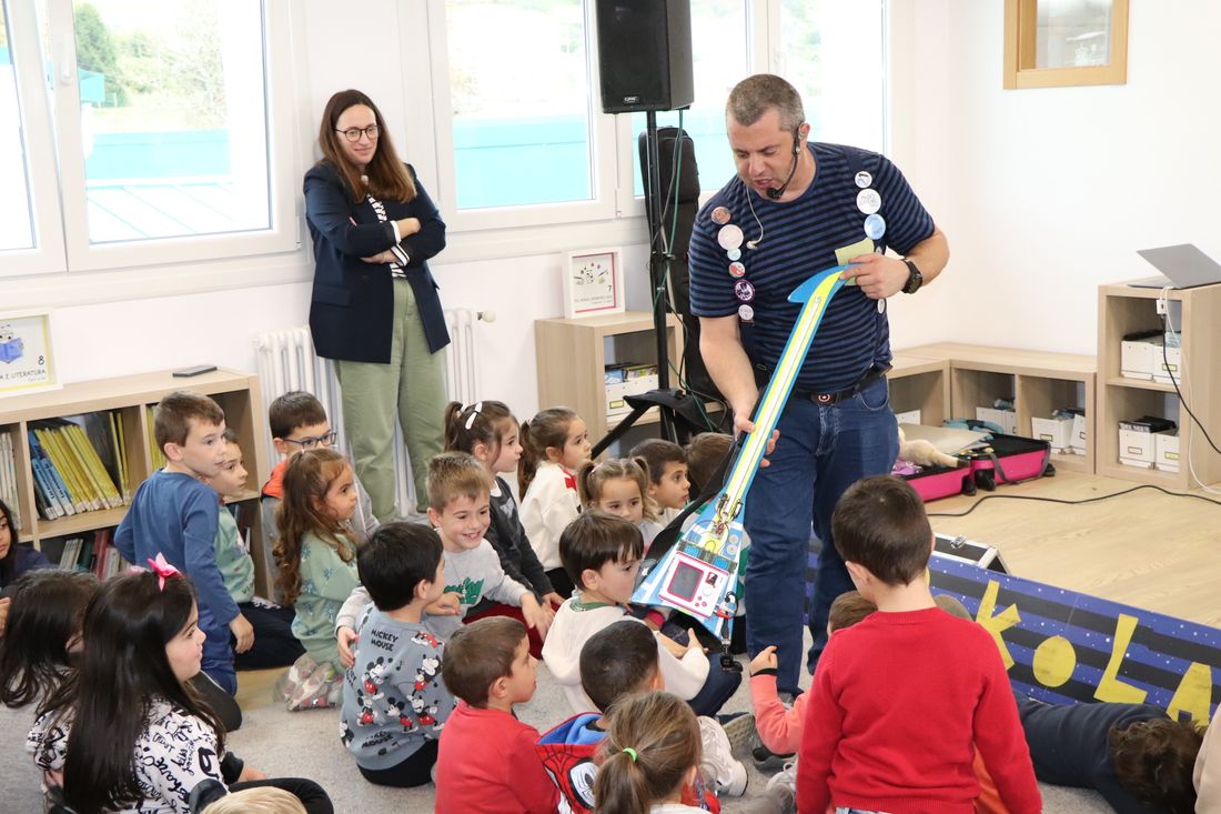 Espectáculo 'Rockeando con Ramona Órbita' de Pakolas en el colegio de A Lama 